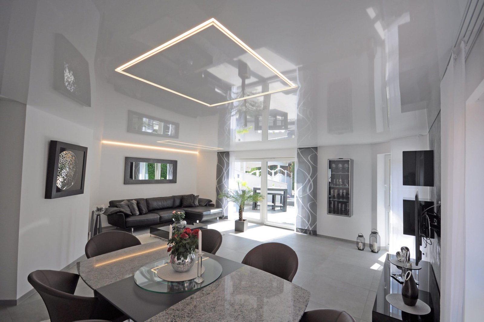 Akustikdecke im Wohnzimmer in Reinweiß glänzend