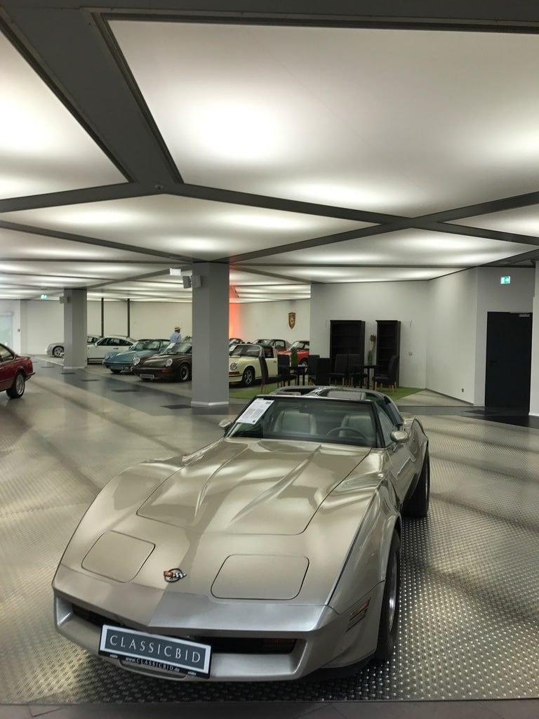 Autokongress-Showroom mit Luxell-Lichtdecken