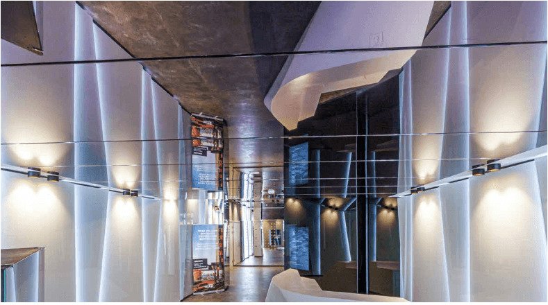 Spiegelspanndecke im „Das Haus“ in Tallinn – Referenz von Vectadesign