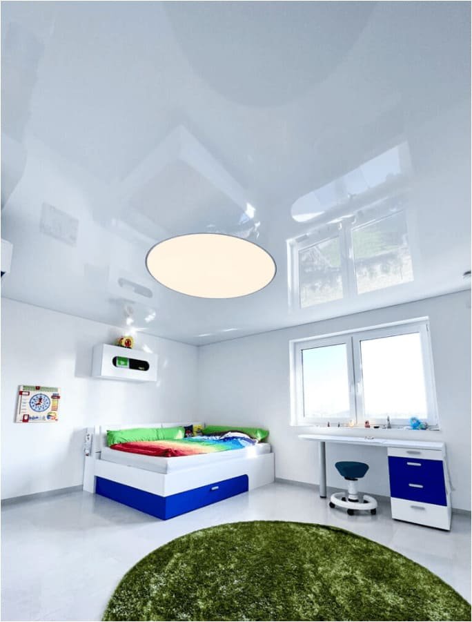 Schlafzimmer mit runder Hochglanz-Spanndecke und Lichtmodulen