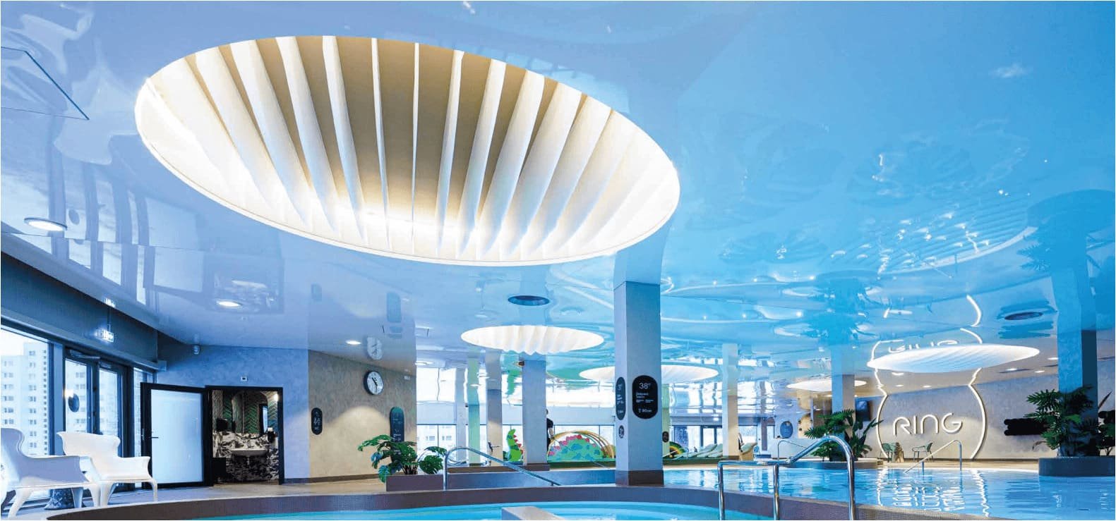 Hochglanz-Spanndecke im Ring Spa in Tallinn – Referenz von Vectadesign