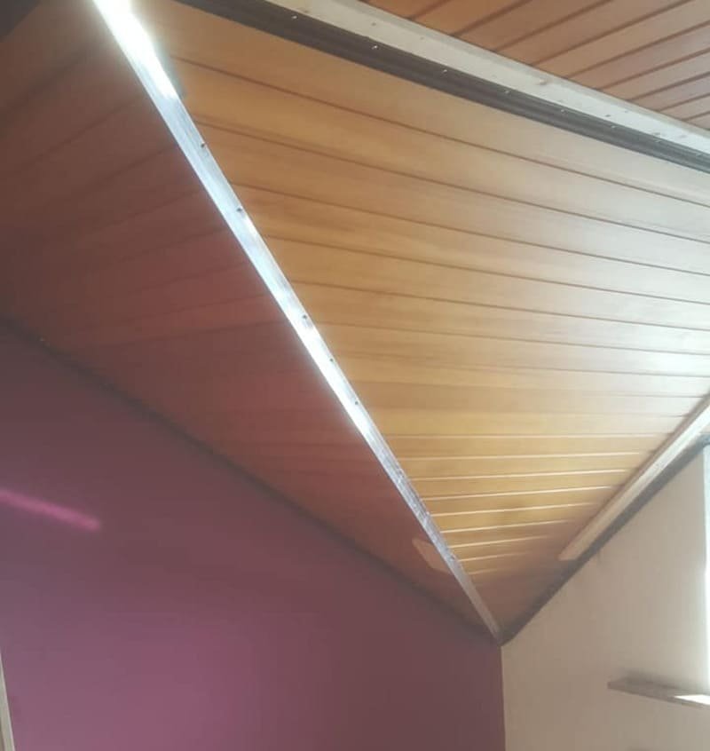 Matte Spanndecke mit Umlenkprofilen in Sonderform