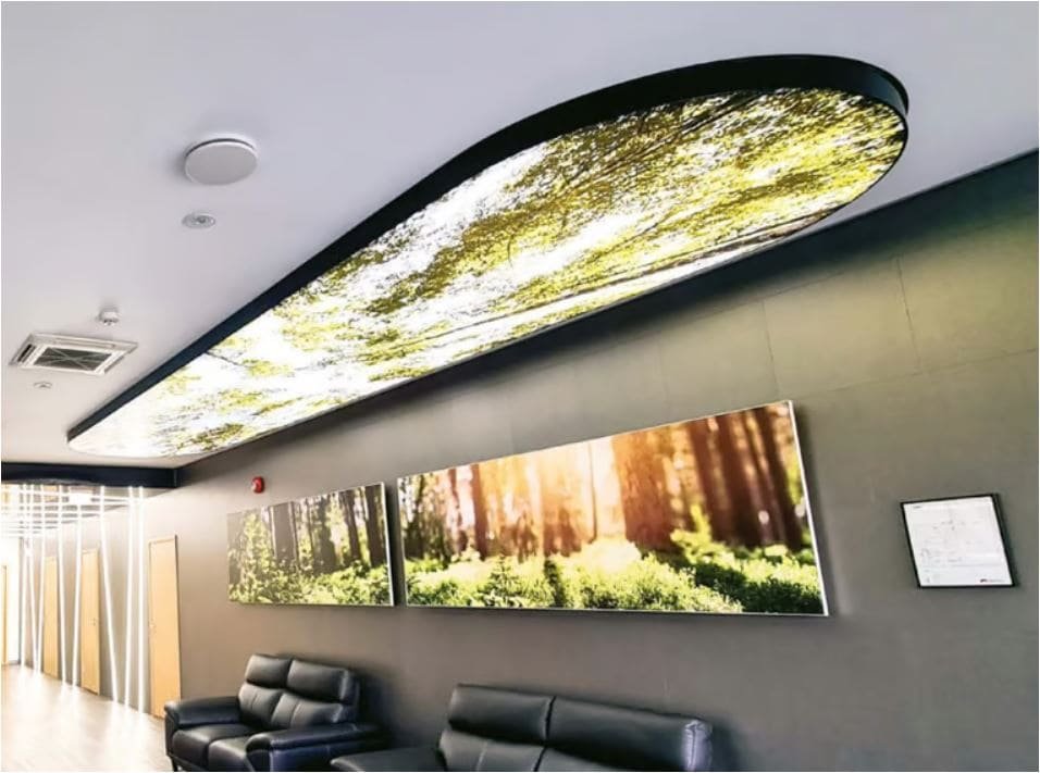 Büro-Eingangsbereich mit Luxell-RGBW-Lichtdecke