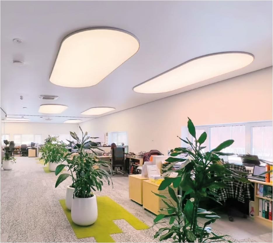 Büro mit Luxell-Lichtdecke und RGBW-Lichtmodulen