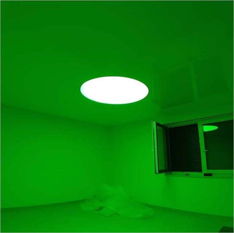 Schlafzimmer mit RGBW-Lichtdecke