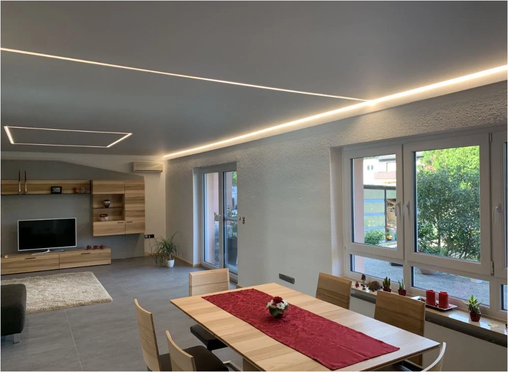Matte Spanndecke im Wohnzimmer mit Lichtkanal - Karlsruhe