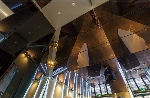 Spiegelspanndecke im Eingangsbereich – Referenz