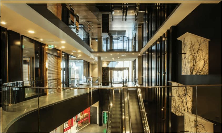 Spiegelspanndecke in einem Einkaufszentrum – Referenz