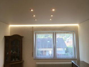 led-lichtband-weiß-matte-spanndecke-wohnzimmer-bruchsal19
