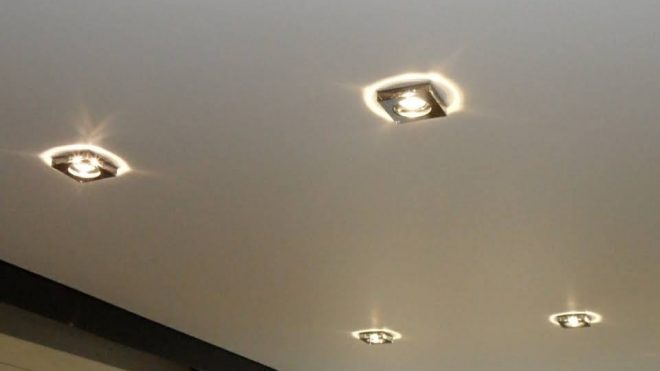 Spanndecke-weiss-matt-in-bruchsal-untergrombach-mit-glasleuchten