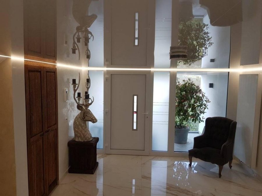 Flur- Eingangsbereich weiß hochglanz mit Lichtkanal