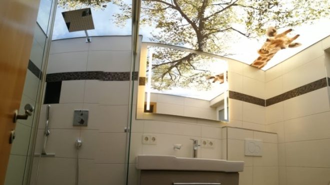 Bedruckte-CILING-Spanndecke-in-Badezimmer.-Himmel-mit-Bäumen-und-Giraffen