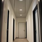 Flur-mit-glänzender-grauer-Spanndecke-in-Piccione-min-scaled