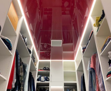 Hochglanz Spanndecke rot mit Lichtkanal - begehbarer Kleiderschrank