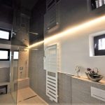 Wir haben in das Badezimmer eine schwarze Hochglanz Decke eingebaut mit Lichtkanal. Das Ergebnis war atemberaubend! - Bruchsal Untergrombach