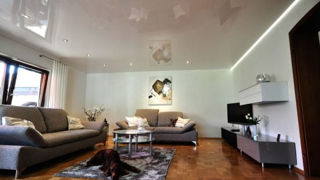 wohnzimmer-reinweiss-spanndecke-mit-lichtkanal